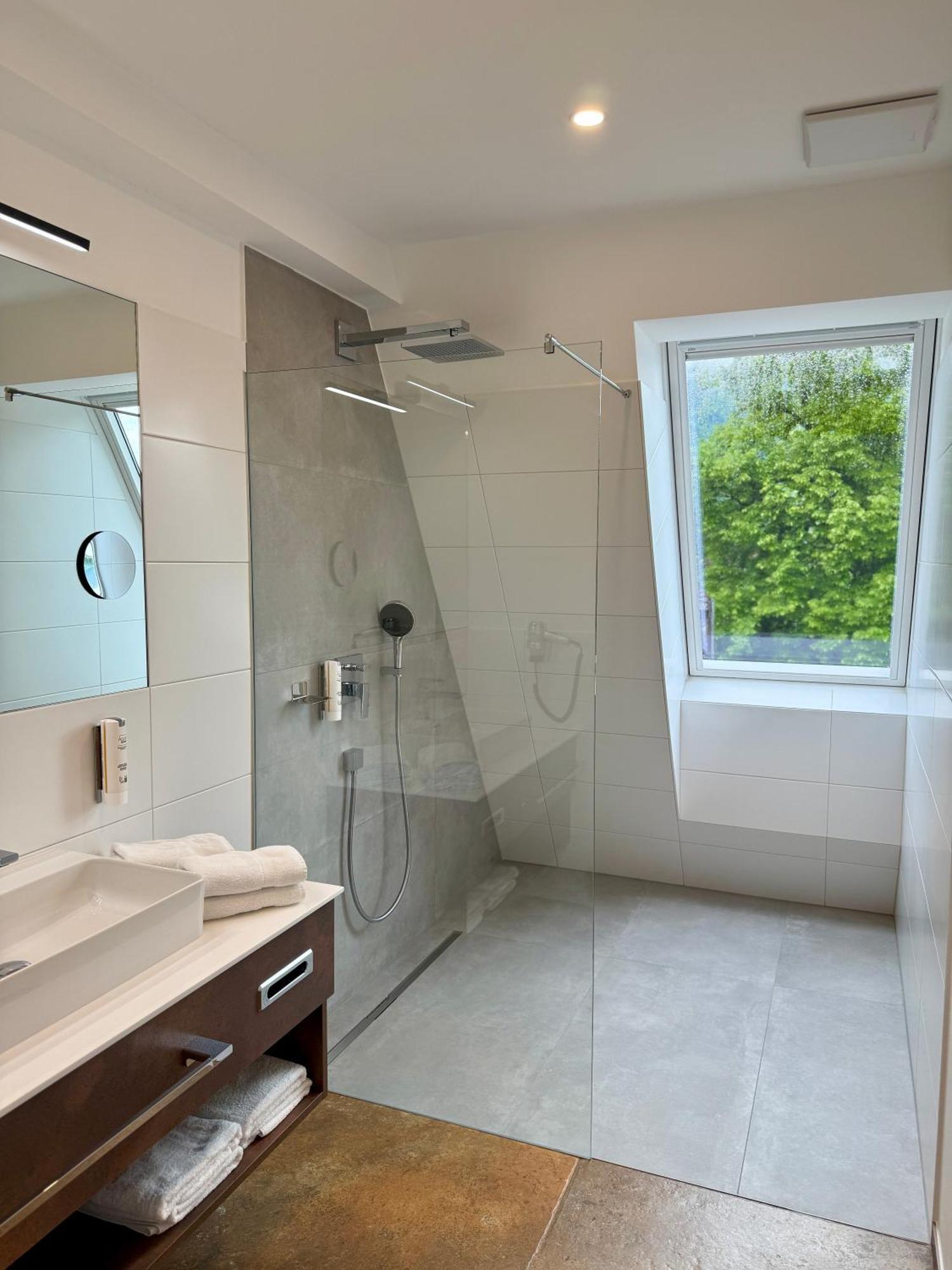 Seehotel Lilly Strobl Exterior foto